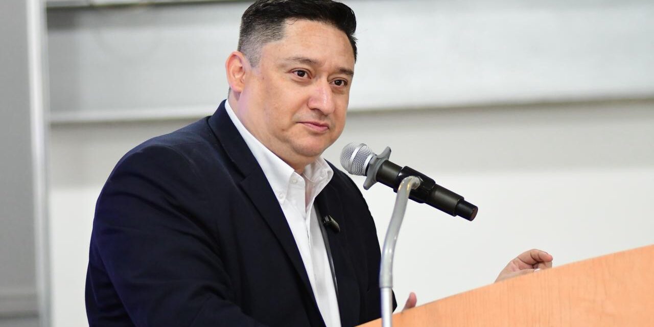 Propone Alfredo Chávez garantizar derechos de maternidad y seguridad para mujeres universitarias