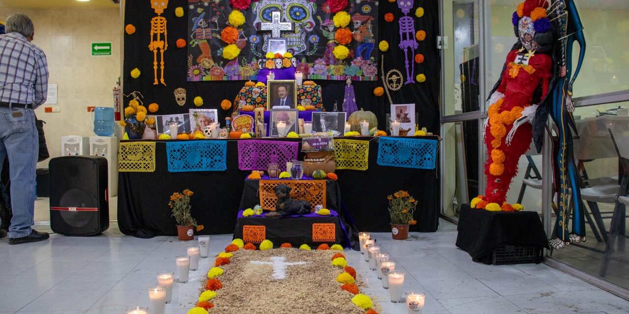 Presentan integrantes de las Casas de los Abuelos exhibición de altares de muertos