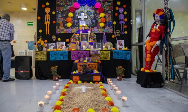 Presentan integrantes de las Casas de los Abuelos exhibición de altares de muertos