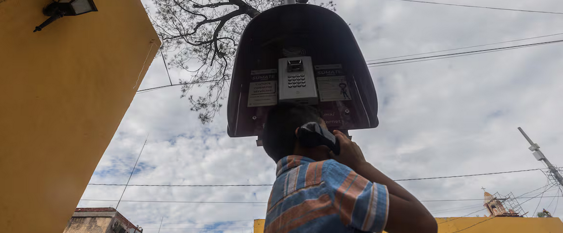 México resucita las cabinas telefónicas en un mundo de celulares