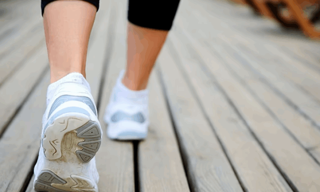 Caminar hacia atrás: el sencillo ejercicio que mejora el equilibrio y fortalece los músculos