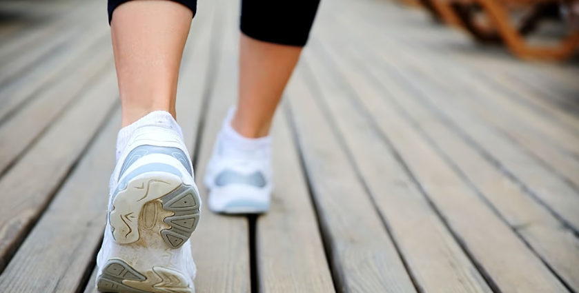 Caminar hacia atrás: el sencillo ejercicio que mejora el equilibrio y fortalece los músculos
