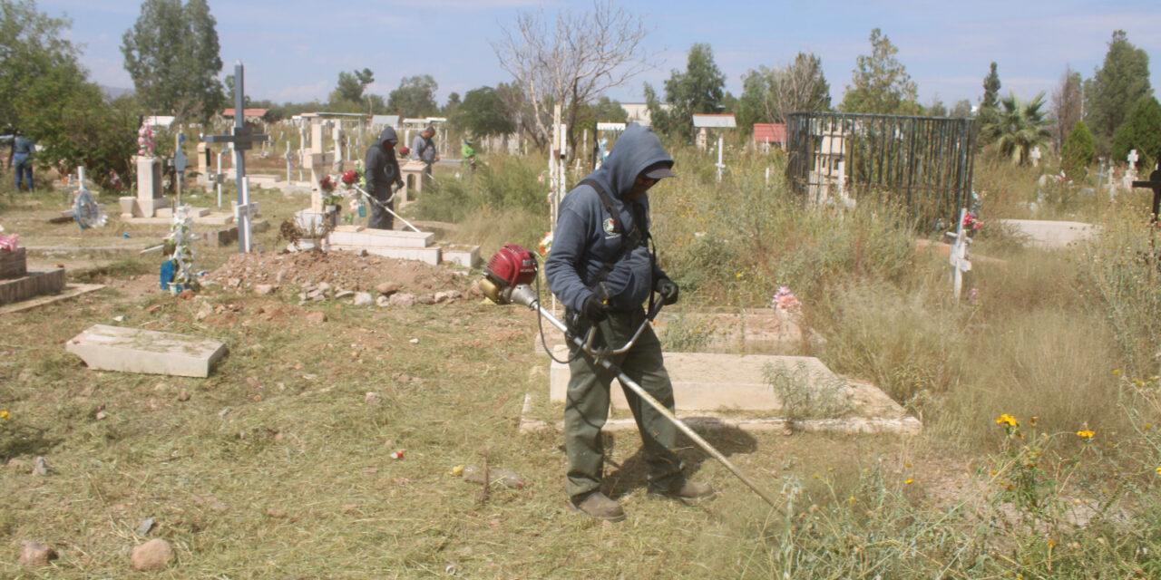 Trabajan en limpieza de panteones previo al Día de Muertos