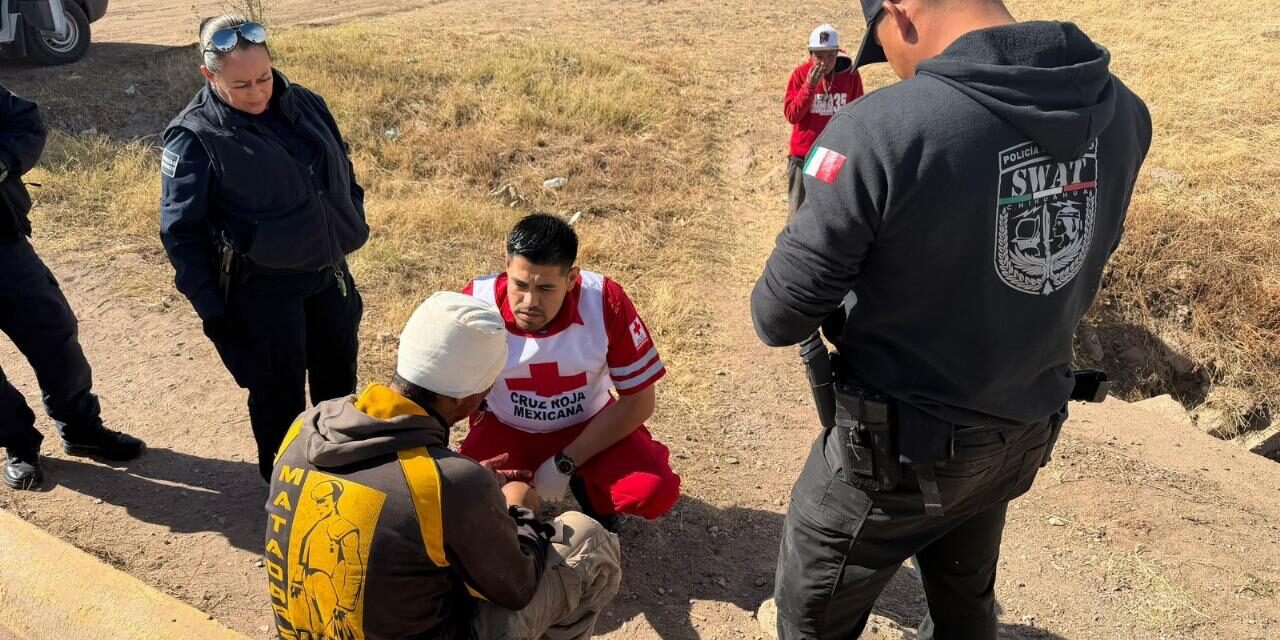 Rescatan a hombre arrojado desde un puente