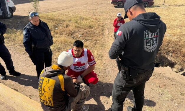 Rescatan a hombre arrojado desde un puente