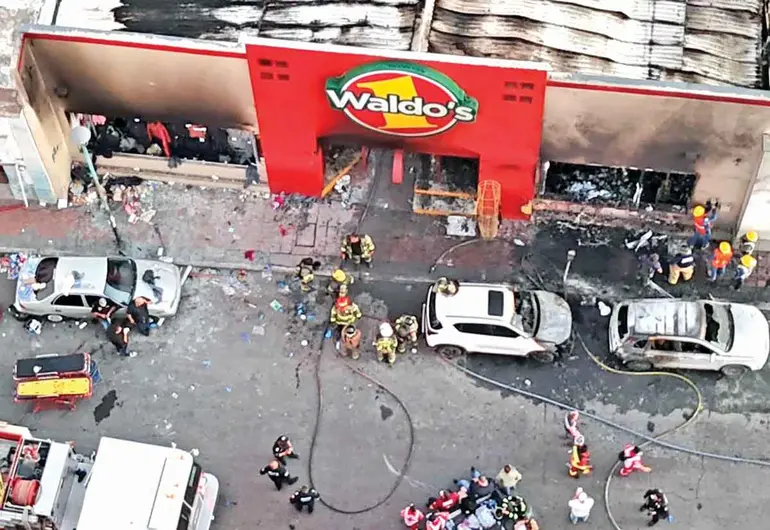 Investigan a funcionarios por incendio de tienda Waldo’s; analizan documentación