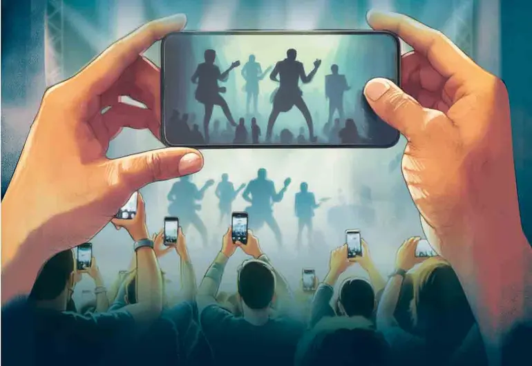 Uso de celulares; prefieren grabar que disfrutar