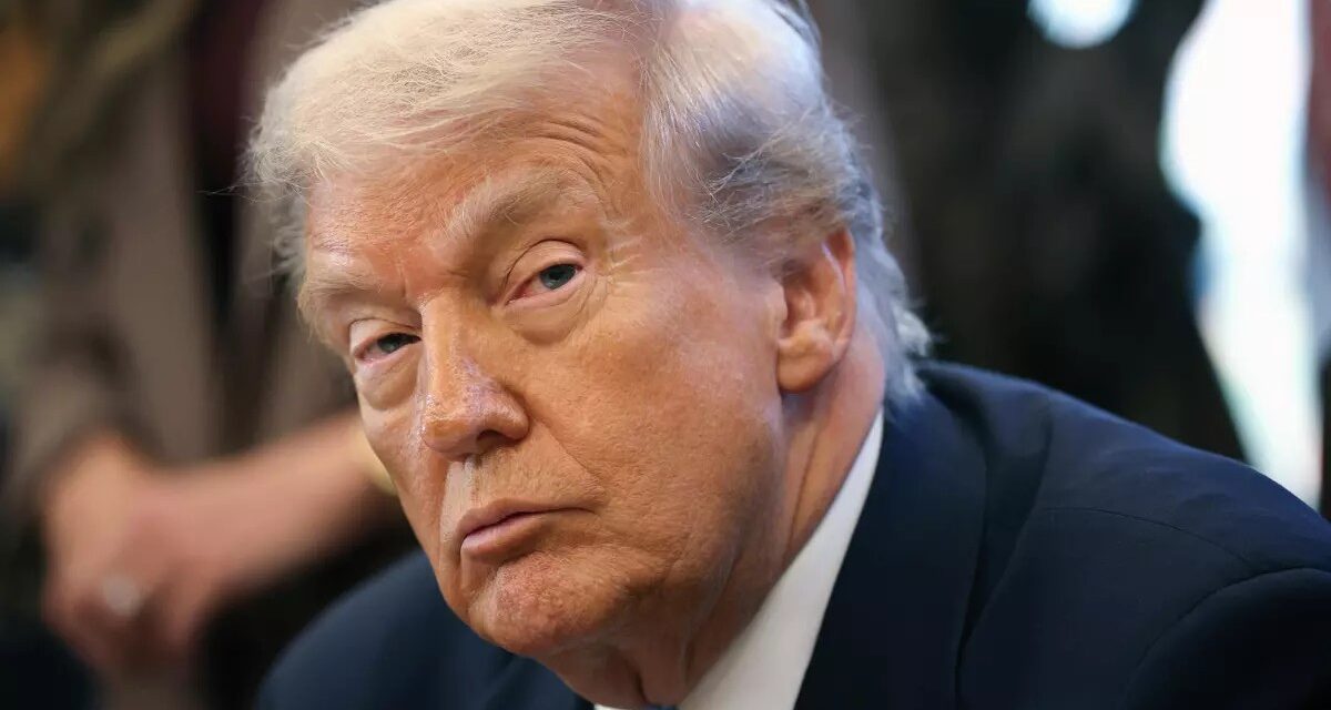 Trump considera diálogo con Maduro en medio de tensiones militares