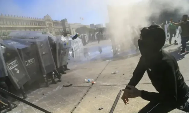 Golpean a detenidos en la marcha