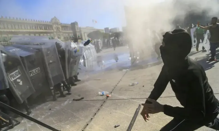 Golpean a detenidos en la marcha