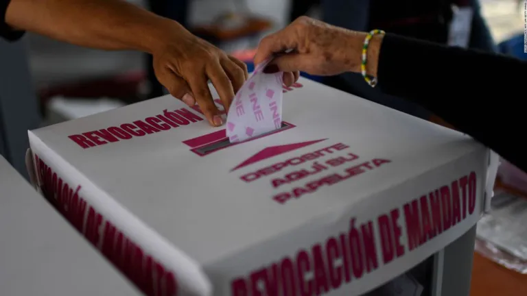 Revocación de mandato sería en elecciones intermedias