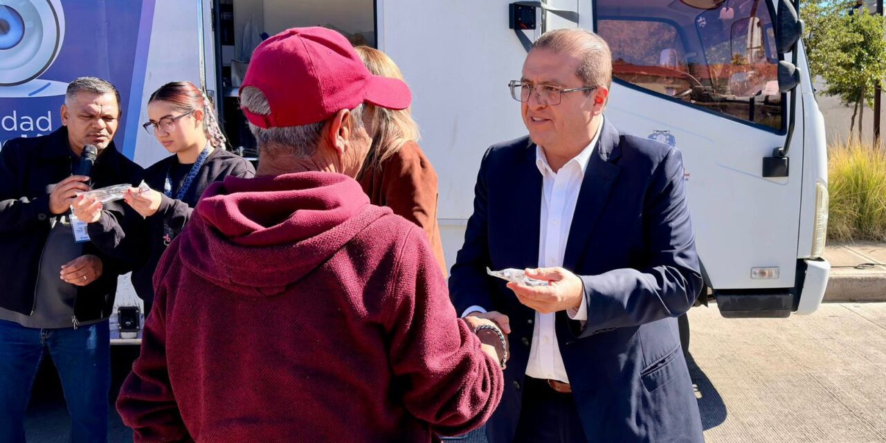 Entrega de lentes gratuitos para 300 parralenses