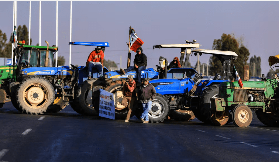Los agricultores redoblan la presión al Gobierno y amagan con intensificar los cierres carreteros en las próximas horas