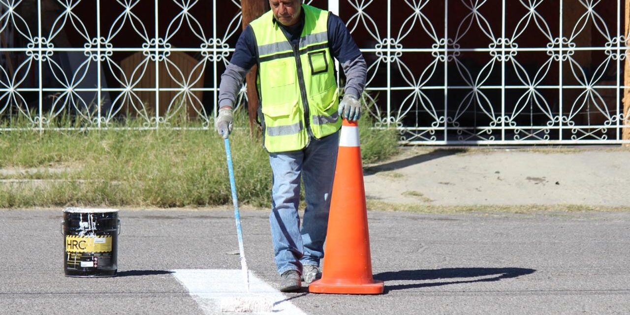 Aplican pintura vial en pasos peatonales de Chihuahua