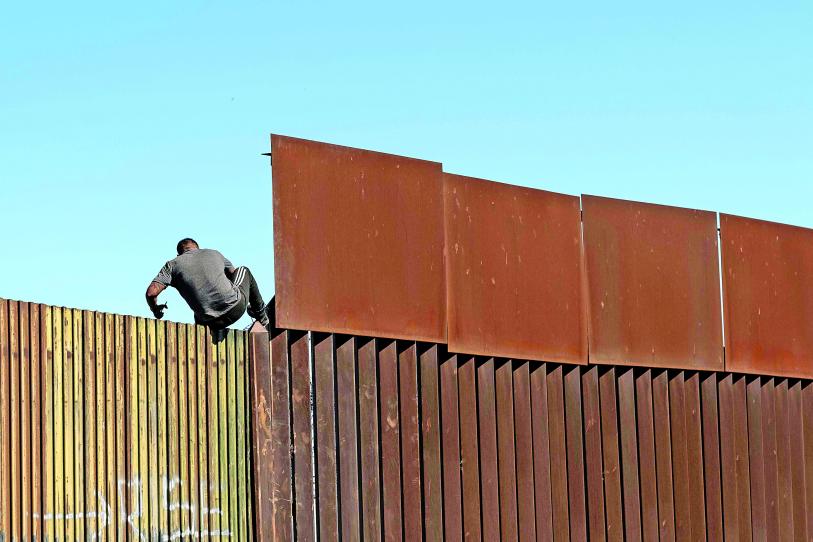 Más de 400 heridos al intentar cruzar el muro; buscando llegar a suelo estadunidense