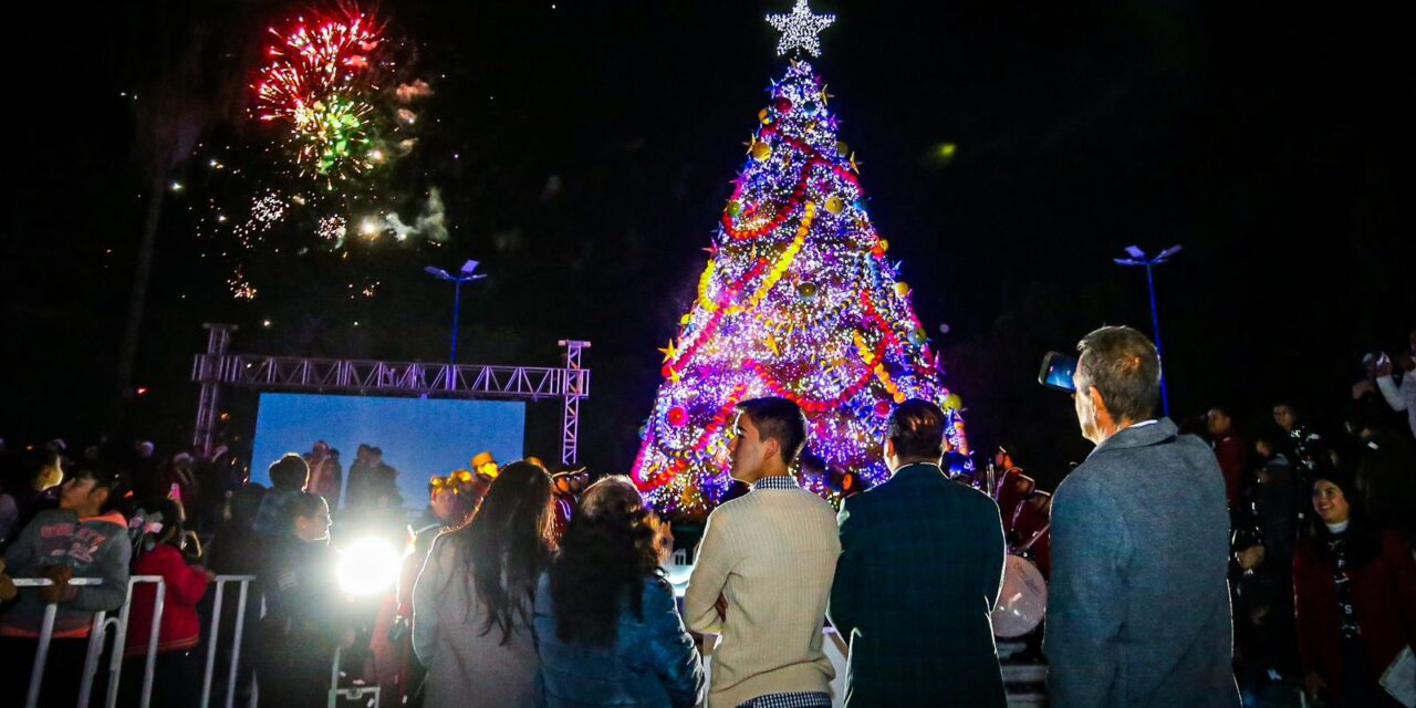 Encabeza Presidente Jesús Valenciano el Festival Navideño y Encendido del Pino de Navidad