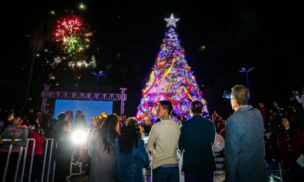 Encabeza Presidente Jesús Valenciano el Festival Navideño y Encendido del Pino de Navidad