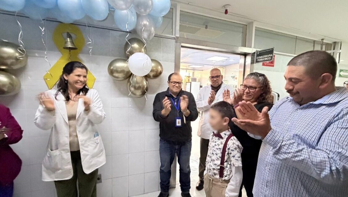 Alán de ocho años, venció el cáncer; toca la campana de la victoria