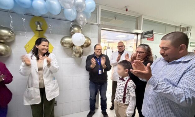 Alán de ocho años, venció el cáncer; toca la campana de la victoria