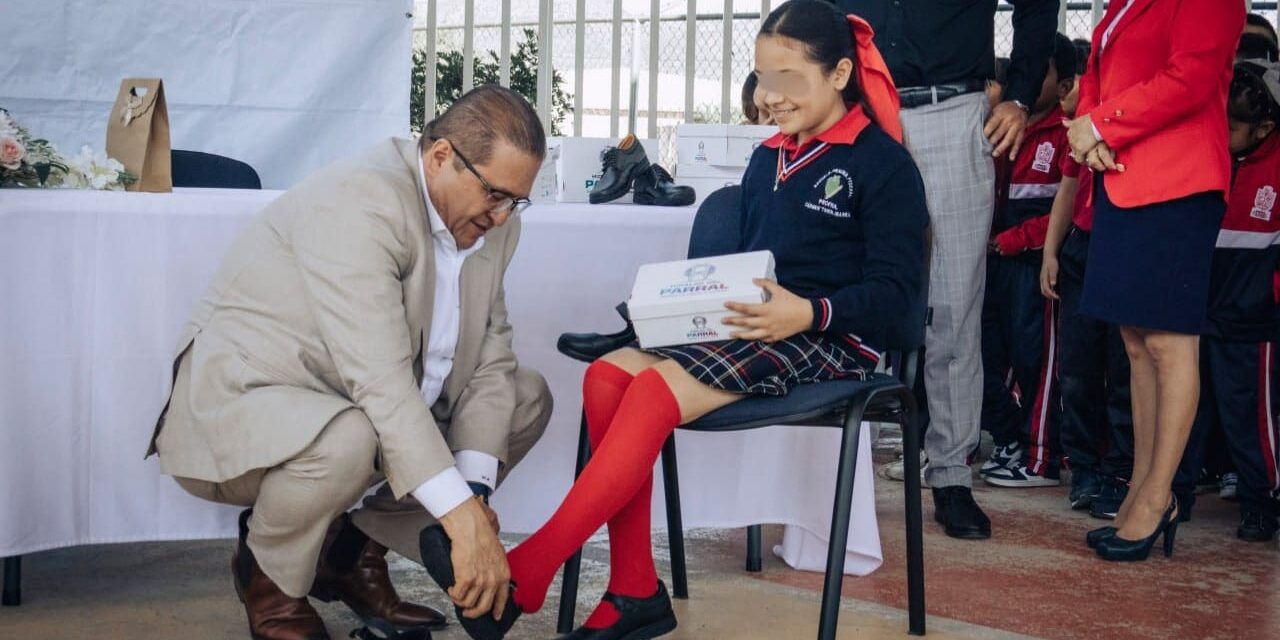 Entrega Gobierno de Parral calzado y uniformes gratuitos