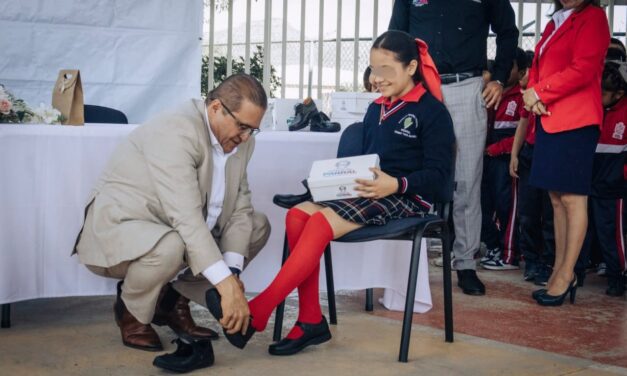 Entrega Gobierno de Parral calzado y uniformes gratuitos
