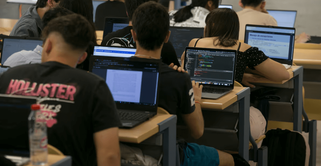 “No podemos hacer nada”: la IA permite copiar en exámenes de universidad con una facilidad nunca vista