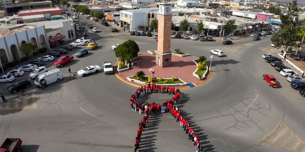 Coordinación de Salud de Delicias organiza elaboración de moño gigante para concientizar sobre el VIH