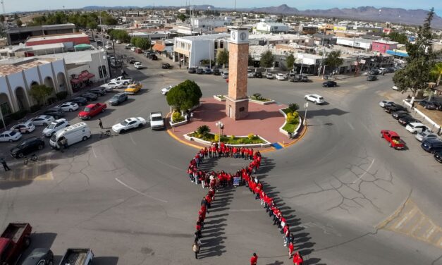 Coordinación de Salud de Delicias organiza elaboración de moño gigante para concientizar sobre el VIH