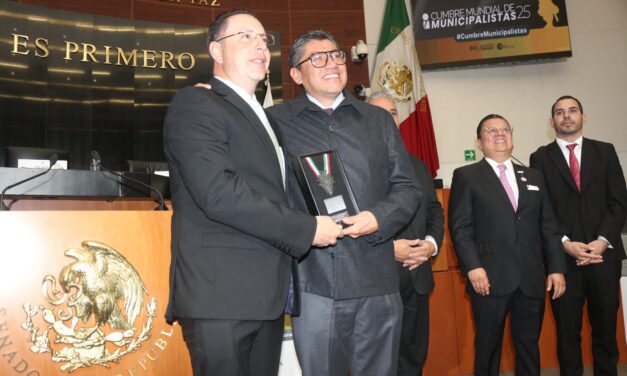 Recibe el alcalde de Guachochi la Condecoración Ben Lamat por el Instituto Mejores Gobernantes