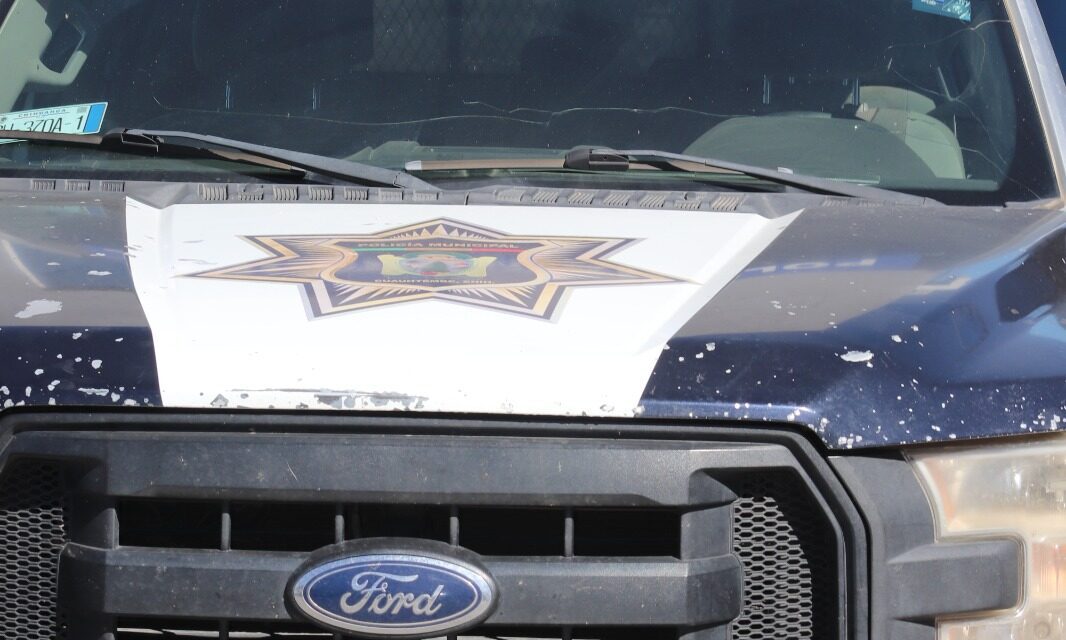 Roban 1mdp de un vehículo estacionado