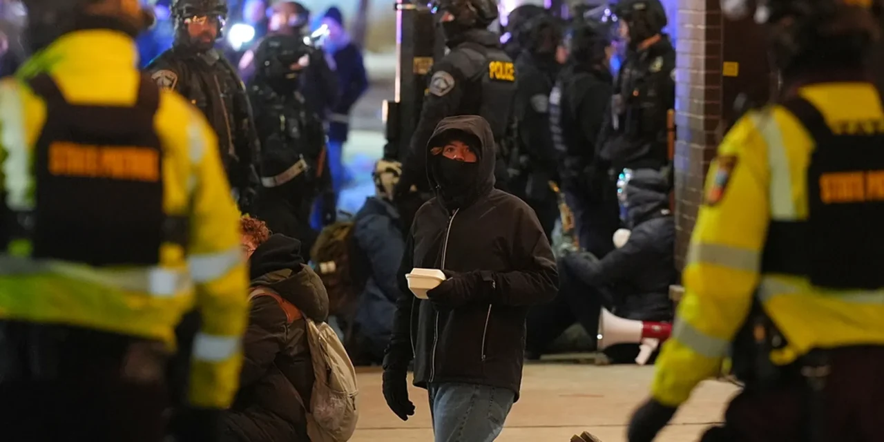 Agentes de inmigración de EE.UU. intentan acceder al consulado de Ecuador