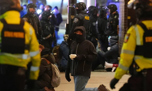 Agentes de inmigración de EE.UU. intentan acceder al consulado de Ecuador