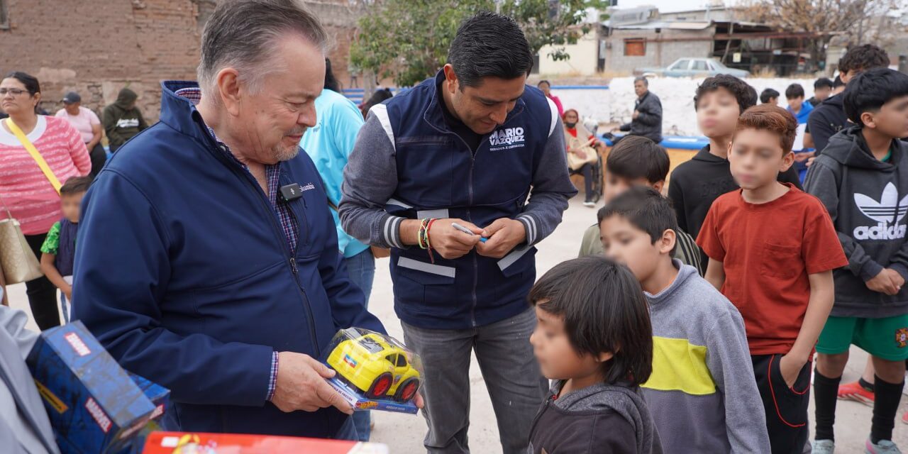 Escucha Mario Vázquez a familias de la colonia Rubio; entrega apoyos