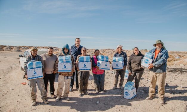 Jorge Aldana entrega despensas y cobijas a pepenadores del relleno sanitario