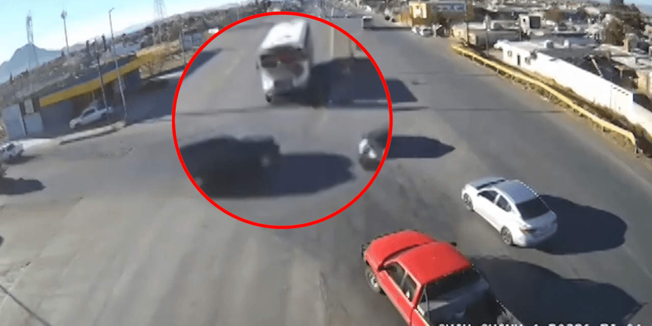 Aquí el video del choque entre un camión y una camioneta