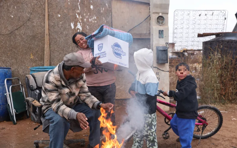 Gobierno del Estado ayuda a mitigar frío de comunidad indígena