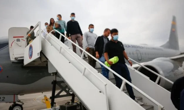 Aterriza en Chiapas avión con 121 mexicanos deportados de EU