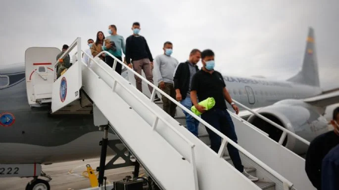 Aterriza en Chiapas avión con 121 mexicanos deportados de EU