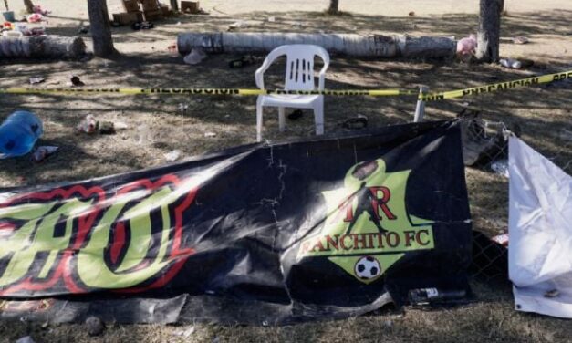 Caen al menos tres personas por masacre en campo de futbol en Salamanca