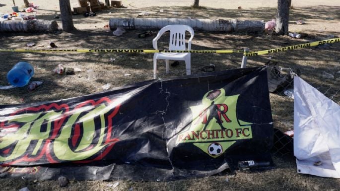 Caen al menos tres personas por masacre en campo de futbol en Salamanca