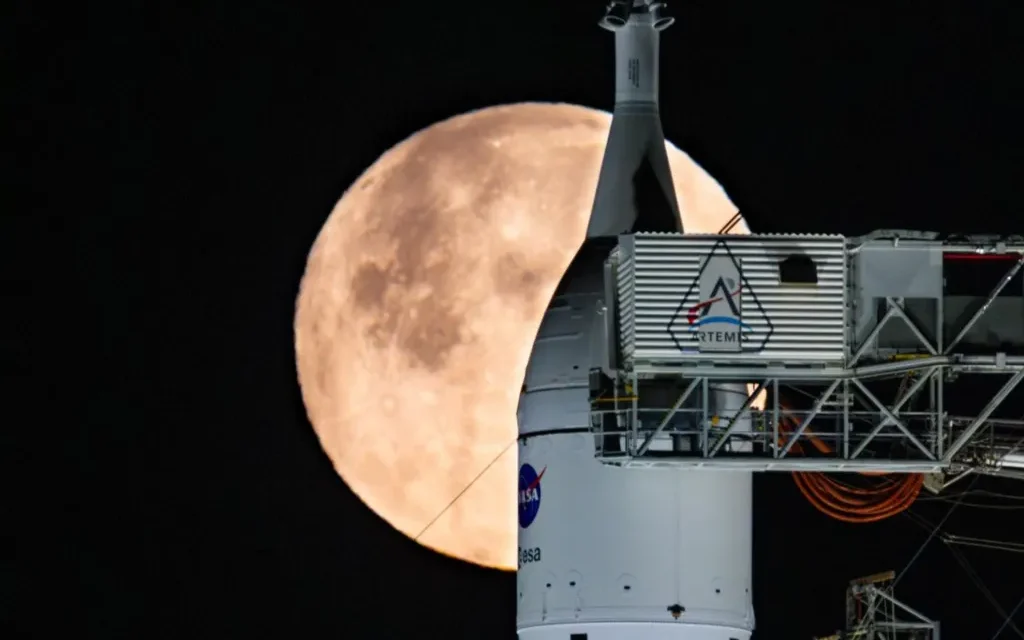 Aplazan misión a la luna por fuga de combustible