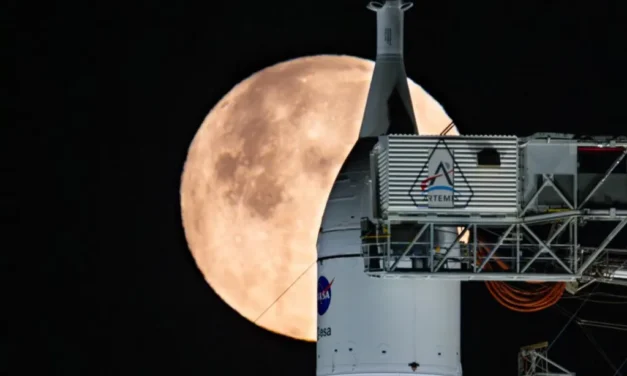 Aplazan misión a la luna por fuga de combustible