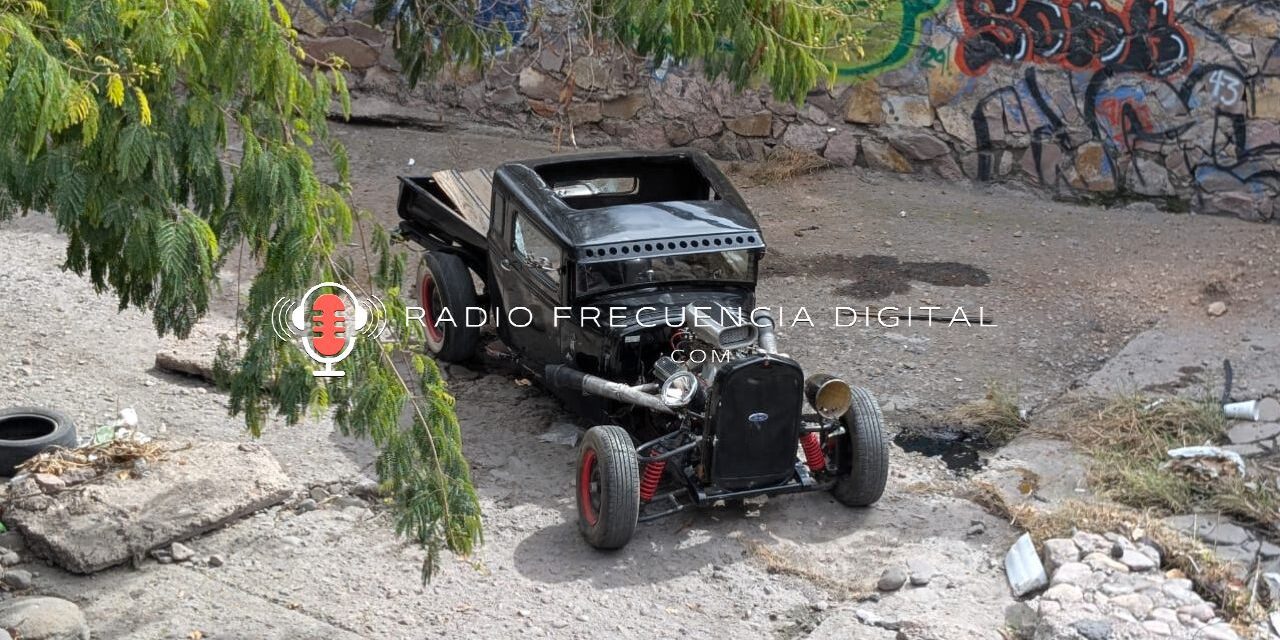 Cae a canal con auto clásico