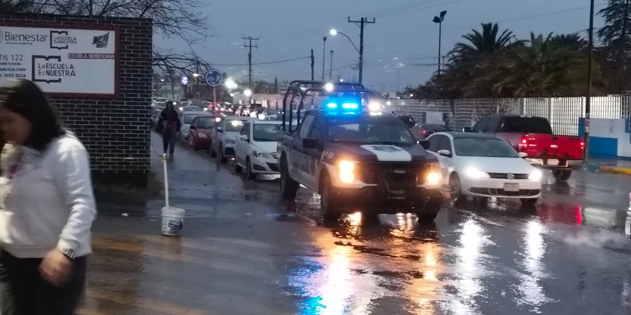 Señalan falta de apoyo vial pese a presencia de policías afuera del CBTis 122