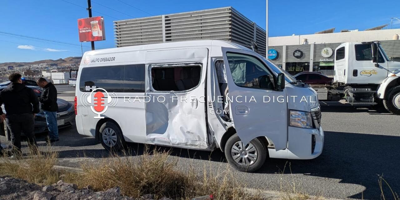 Resultó motociclista con fractura tras impactar contra Urvan