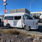 Resultó motociclista con fractura tras impactar contra Urvan