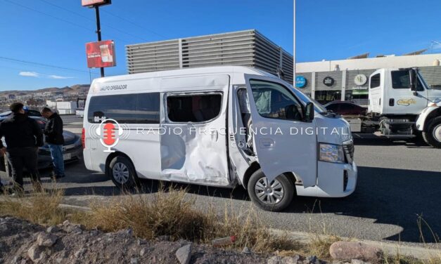 Resultó motociclista con fractura tras impactar contra Urvan
