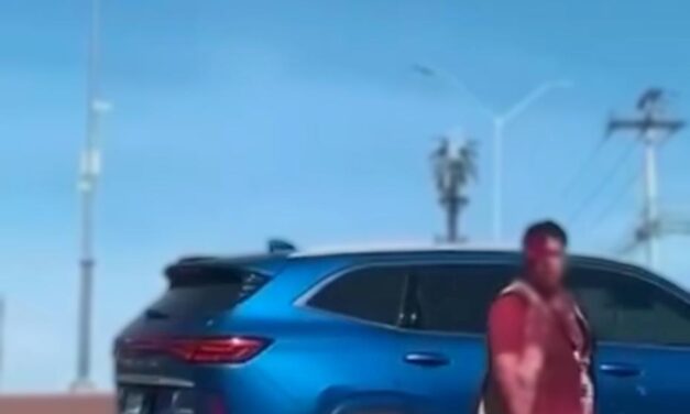 Camina sin media cara tras accidente